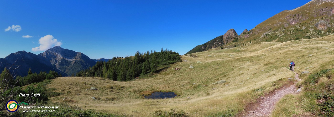 10 Bello , dopo la salita, camminare al piano del pianoro prativo di Monte Campo.jpg